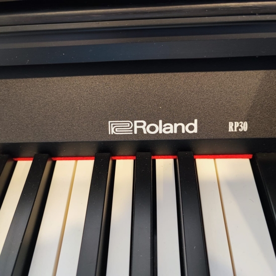 Roland RP30 dijital piyano 2. el kullanılmış herhangibir arızası yoktur. temiz kullanılmış